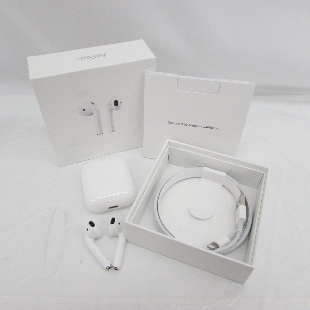 【中古品】Apple アップル ワイヤレスイヤホン AirPods with Charging Case 第2世代 MV7N2J/A 11200019 0204