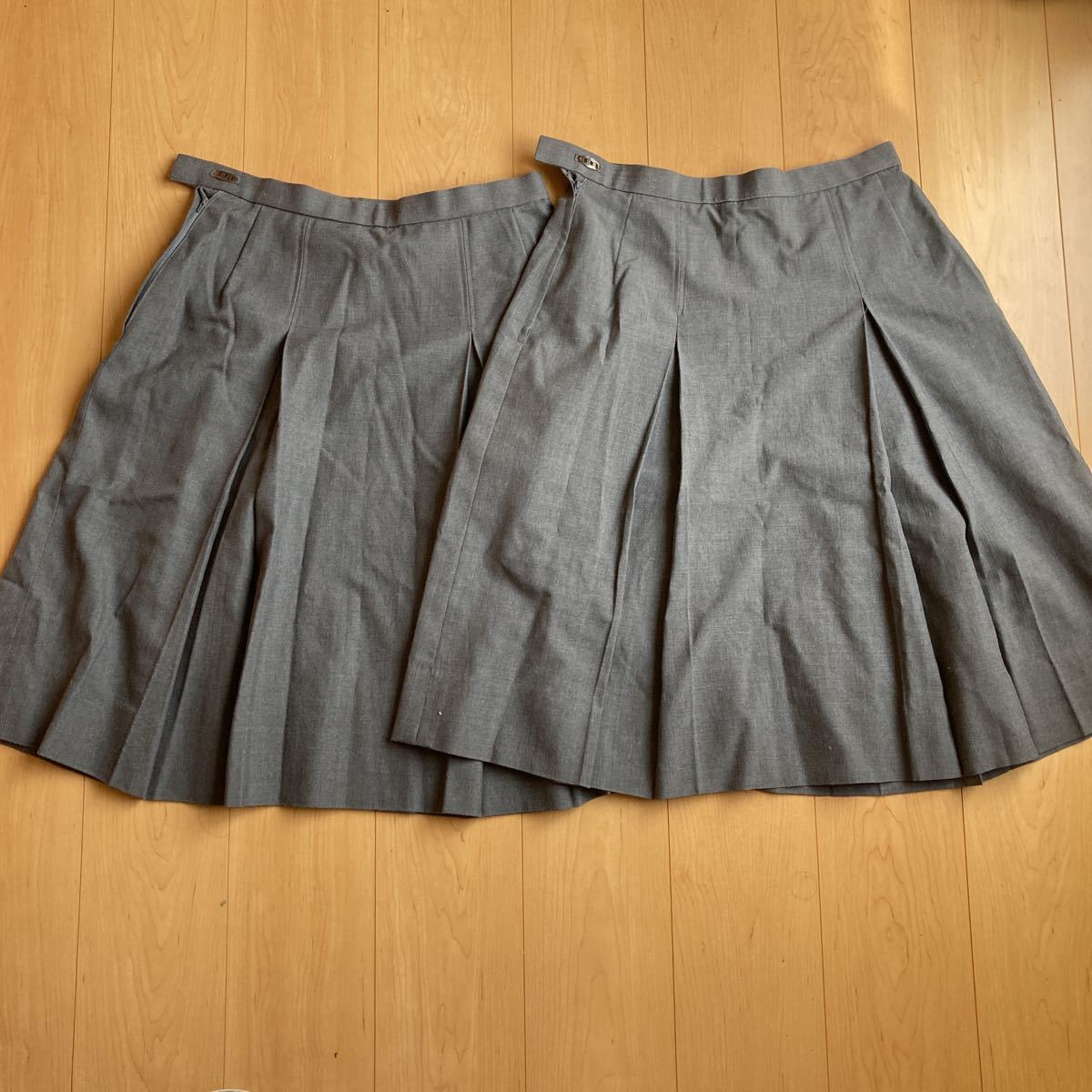 【送料無料】コスプレ衣装　スカート　グレー　２枚　サイズ78-68