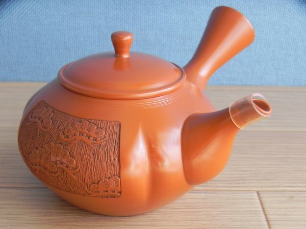 格安，大得価 ＆保管品 常滑焼 名工 梅原玉堂 作 松彫 朱泥 急須 / 煎茶道具共箱 HS(常滑)｜売買されたオークション情報、yahooの商品情報をアーカイブ公開 - オークファン 常滑