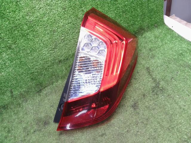 フィット DAA-GP5 右 テール ランプ ライト レンズ NH823M W1698 LED yatsu