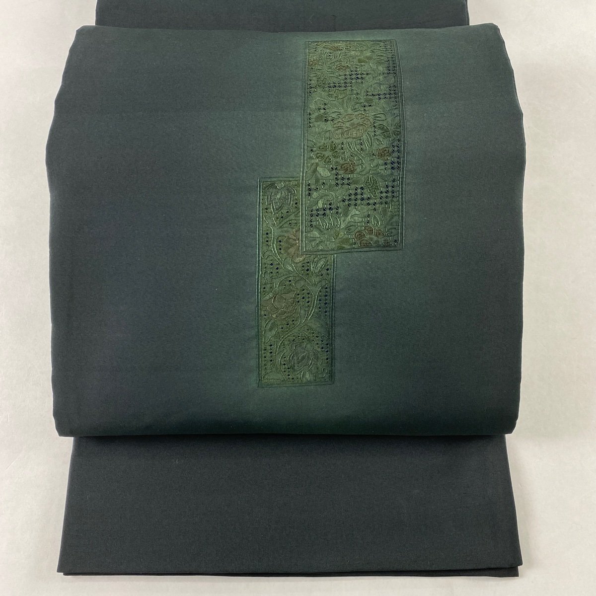 袋帯 秀品 短冊 草花 汕頭刺繍 ぼかし 深緑 お太鼓柄 正絹 【中古】