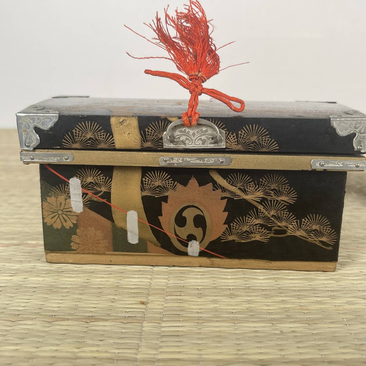 古い上質な雛道具 蒔絵 唐草文 三ツ揃 黒塗 三つ巴 木製品 / 箪笥 道具
