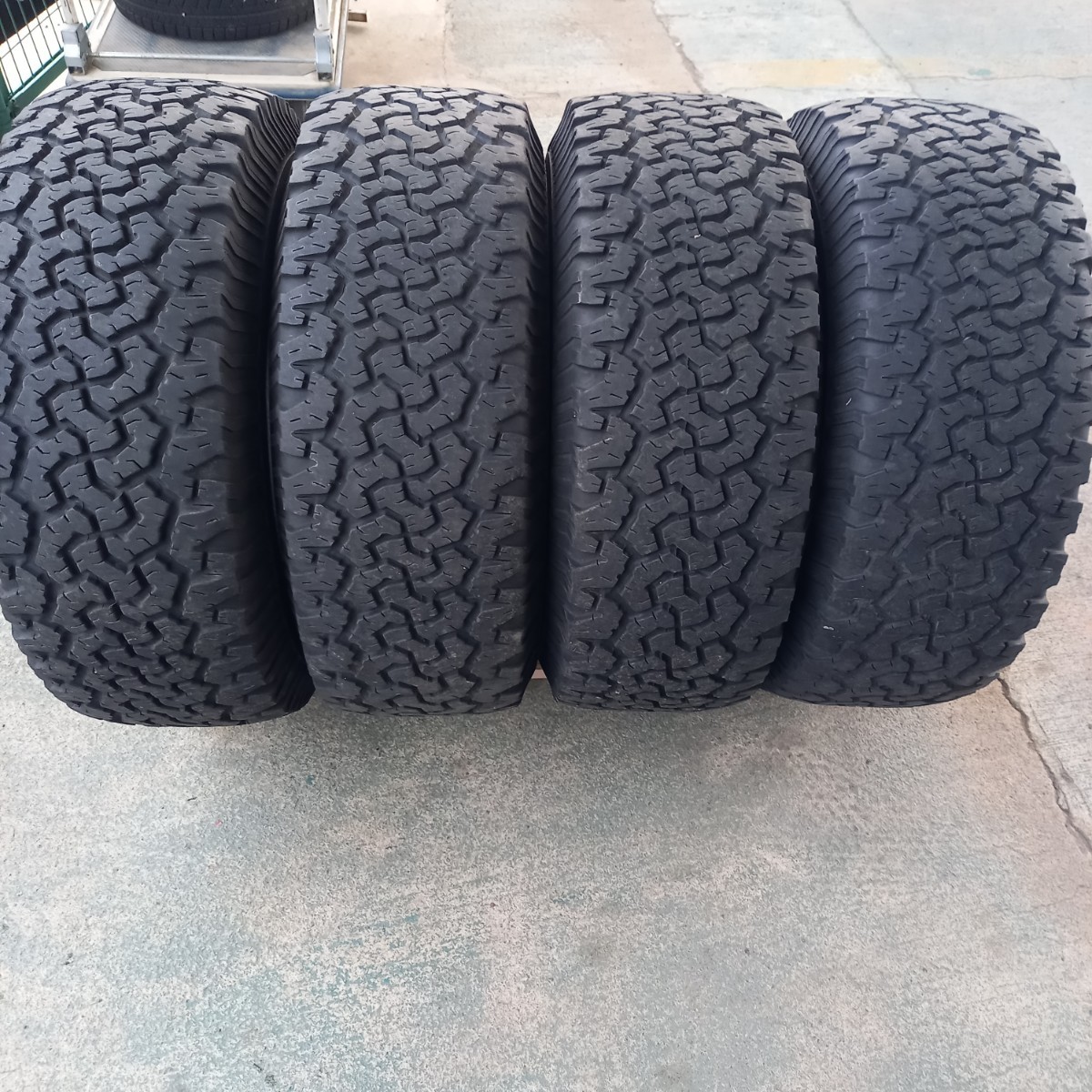 数量限定，定番 BFGoodrichAⅡ-Terrain T/A BFグッドリッチ ホワイトレター 32×11.50R15LT 113R 中古 ヒビあり