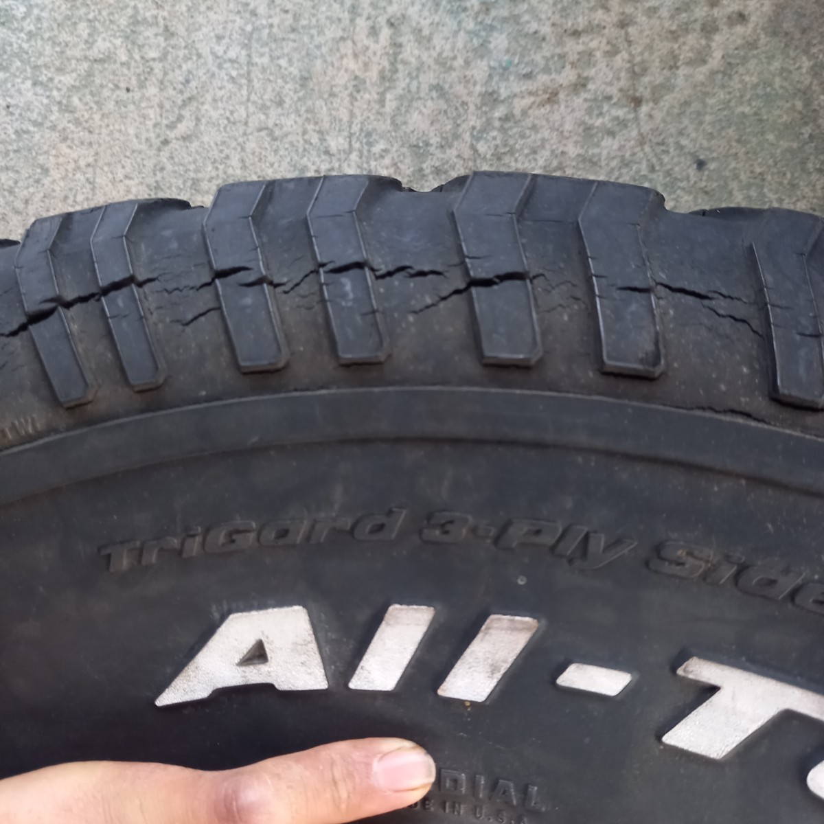 数量限定，定番 BFGoodrichAⅡ-Terrain T/A BFグッドリッチ ホワイトレター 32×11.50R15LT 113R 中古 ヒビあり