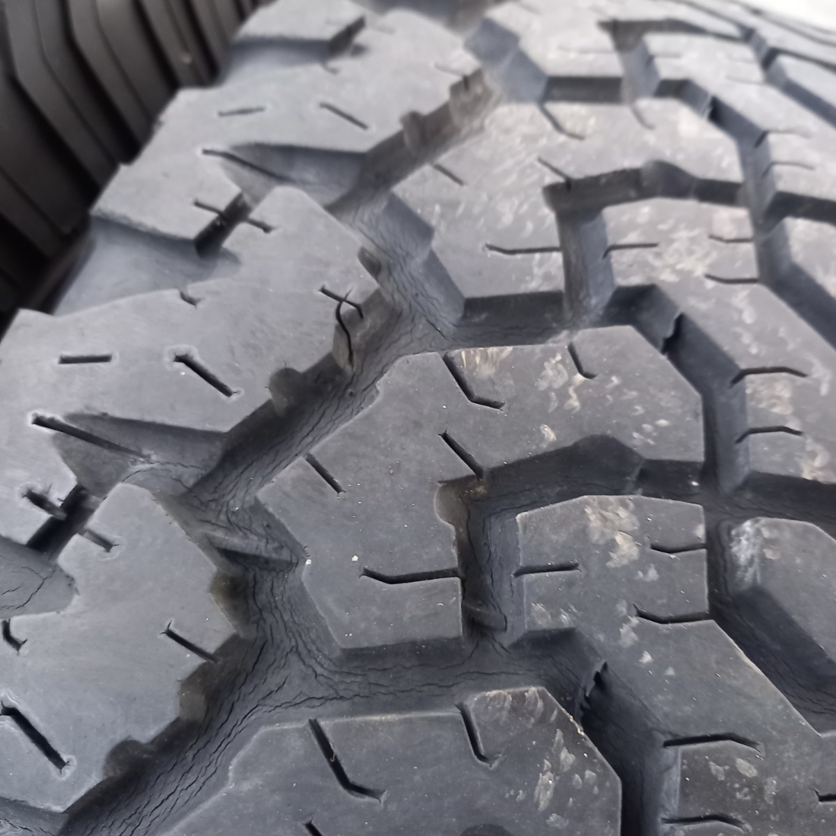 数量限定，定番 BFGoodrichAⅡ-Terrain T/A BFグッドリッチ ホワイトレター 32×11.50R15LT 113R 中古 ヒビあり