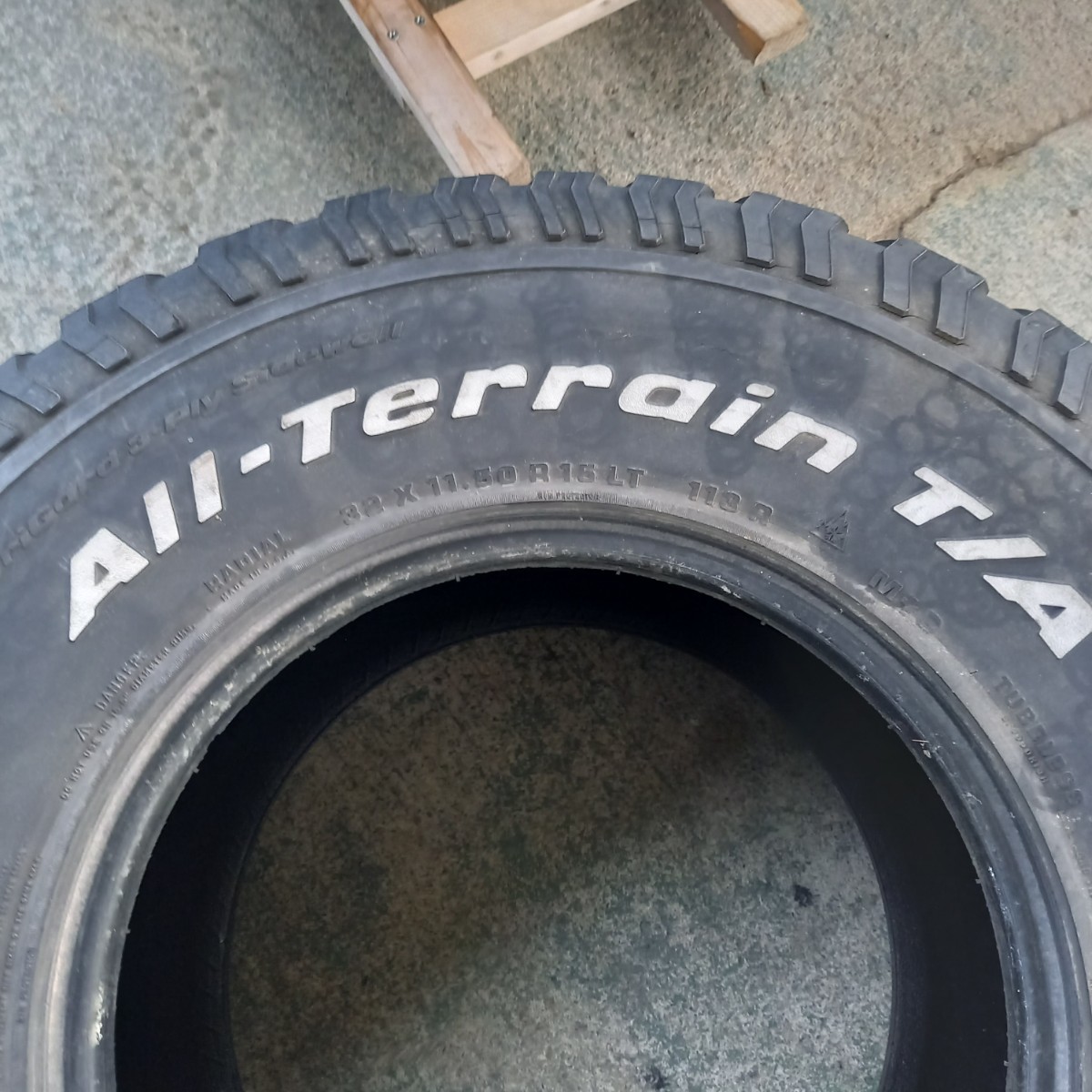 数量限定，定番 BFGoodrichAⅡ-Terrain T/A BFグッドリッチ ホワイトレター 32×11.50R15LT 113R 中古 ヒビあり