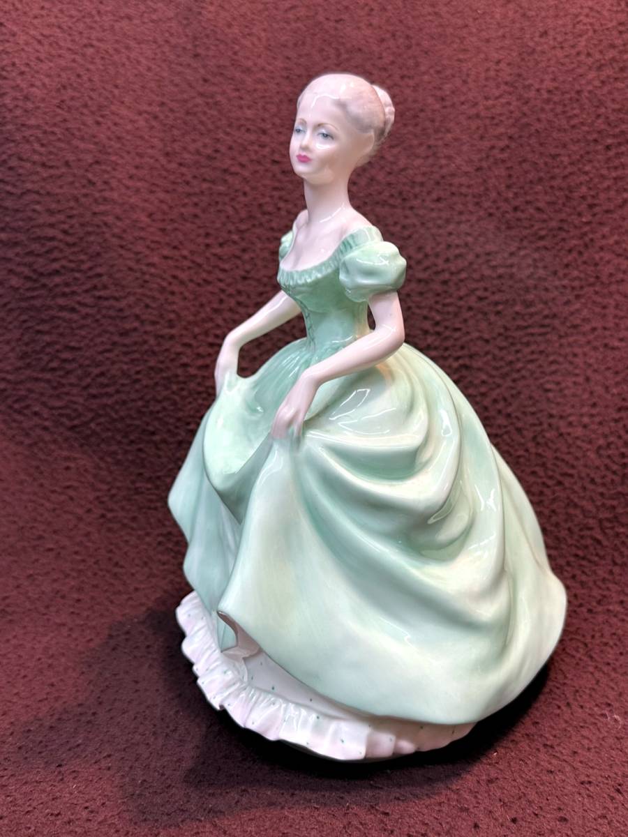 コールポート小さなフィギュリングリーンドレス