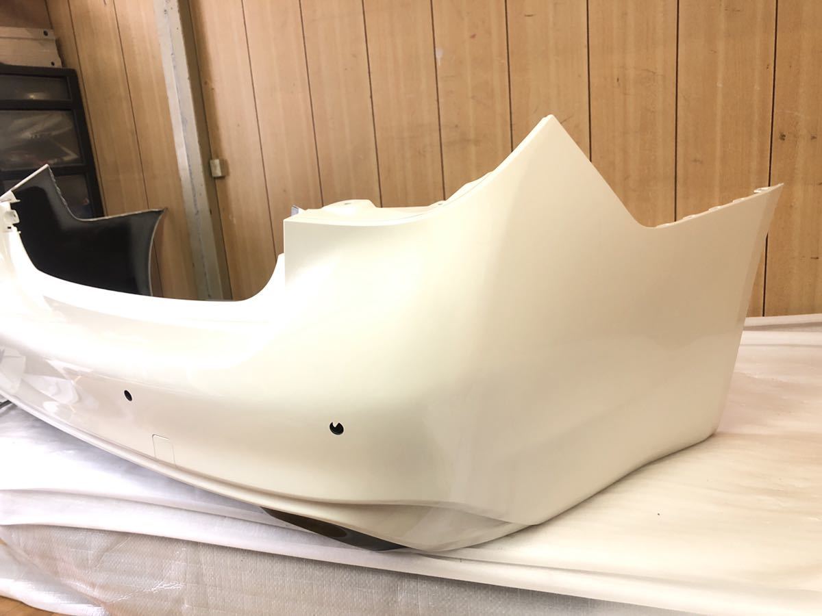 スカイライン V37 後期 現行 純正 リアバンパー ホワイトパール系 