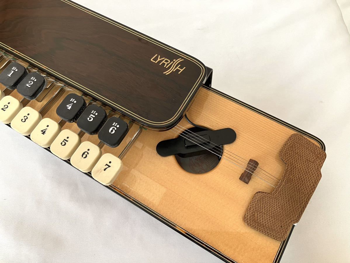 美品 LYRISH LPS50 ライリッシュ 大正琴 木製 日本製 ピック付き 美品 LYRISH LPS50 ライリッシュ 大正琴 木製 日本製 ピック付き 美品