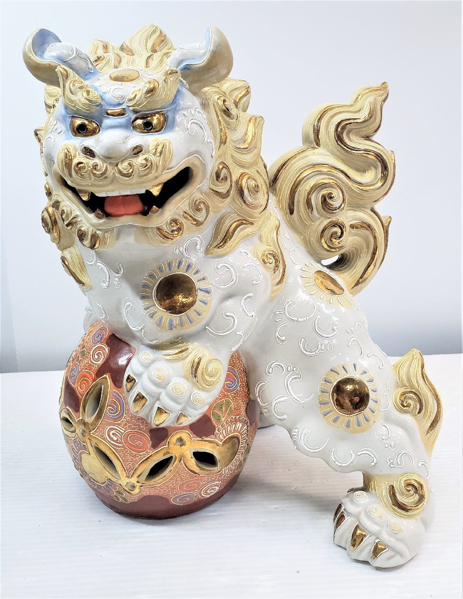 A65613 九谷焼 八幡窯 太吉 玉乗り獅子 金彩白金獅子 置物 飾り物