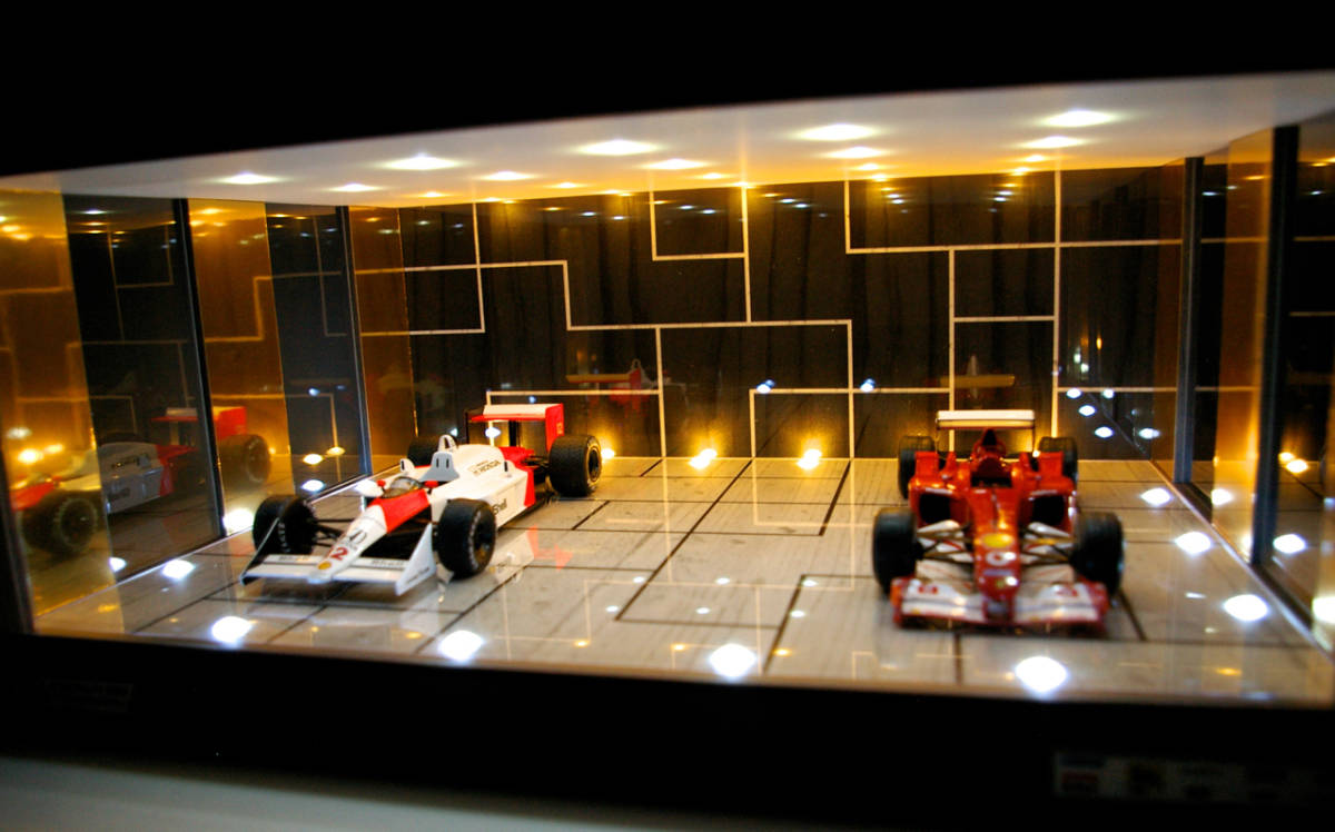 1/18、3台展示可・光沢幾何学・ディスプレーBOX / 2色LED36灯