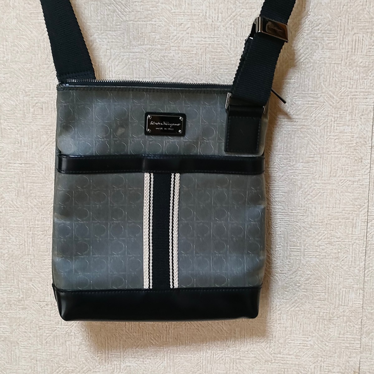 イタリア製☆Ferragamo フェラガモ ショルダーバッグ ガンチーニ 斜 