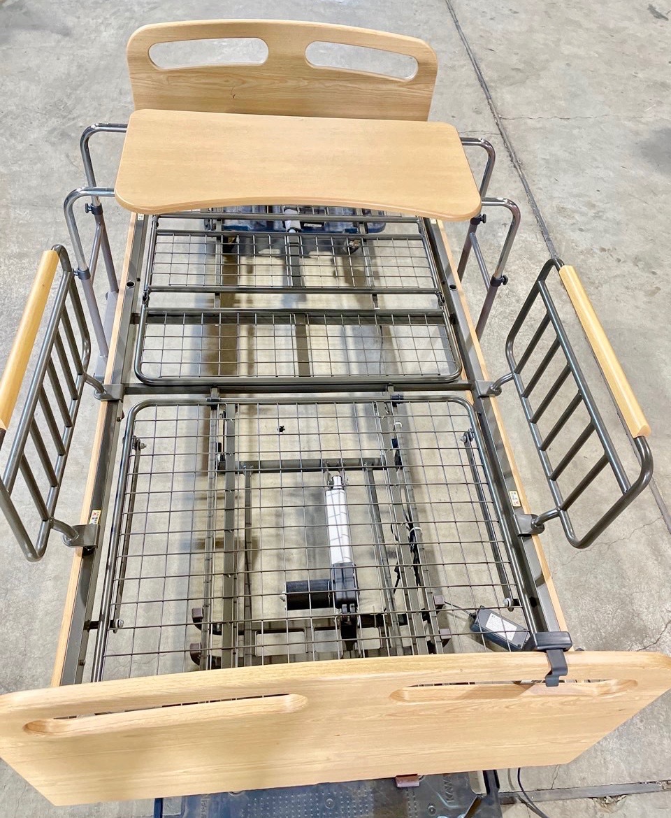 E36〔中古動作品・引取限定〕電動ベッド　フレーム　ニトリ　ライトブラウン　幅110×長さ205 マットレスなし　テーブル付　大阪府堺市