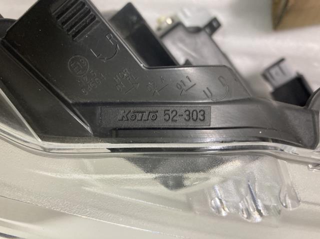 割と美品　　ヴィッツ NSP130 右ヘッドランプASSY コイト　KOITO　52-303　磨き済み　ツメ折れ無し　801125　 ヴィッツ ヘッドライト 81130-52D90 USヘッドライト USDM 北米仕様