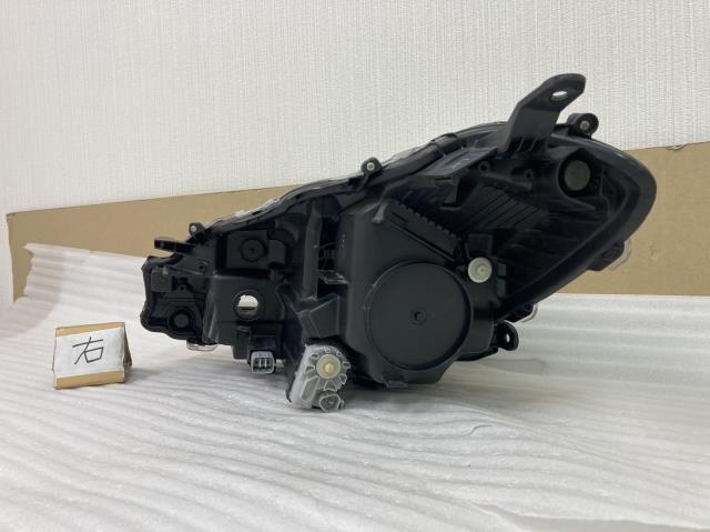 割と美品　　ヴィッツ NSP130 右ヘッドランプASSY コイト　KOITO　52-303　磨き済み　ツメ折れ無し　801125　 ヴィッツ ヘッドライト 81130-52D90 USヘッドライト USDM 北米仕様