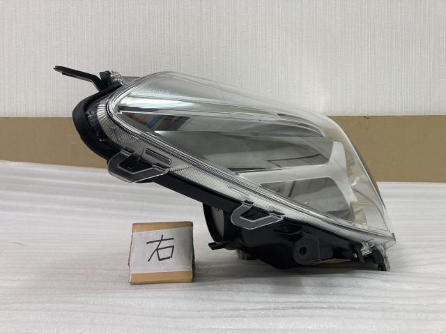 割と美品　　ヴィッツ NSP130 右ヘッドランプASSY コイト　KOITO　52-303　磨き済み　ツメ折れ無し　801125　 ヴィッツ ヘッドライト 81130-52D90 USヘッドライト USDM 北米仕様