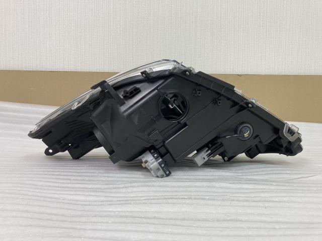 割と美品　　ヴィッツ NSP130 右ヘッドランプASSY コイト　KOITO　52-303　磨き済み　ツメ折れ無し　801125　 ヴィッツ ヘッドライト 81130-52D90 USヘッドライト USDM 北米仕様
