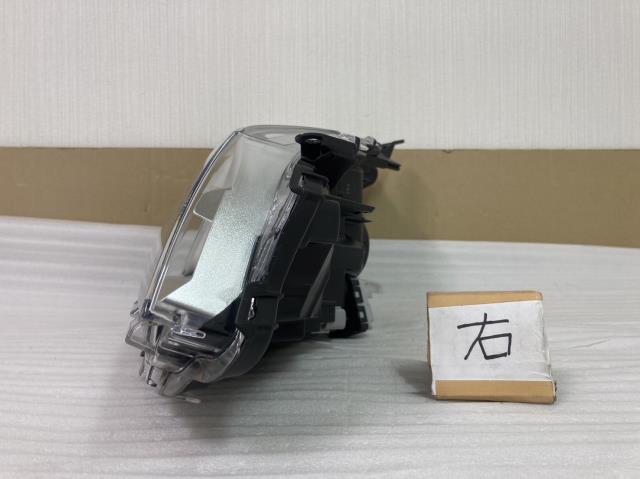 割と美品　　ヴィッツ NSP130 右ヘッドランプASSY コイト　KOITO　52-303　磨き済み　ツメ折れ無し　801125　 ヴィッツ ヘッドライト 81130-52D90 USヘッドライト USDM 北米仕様
