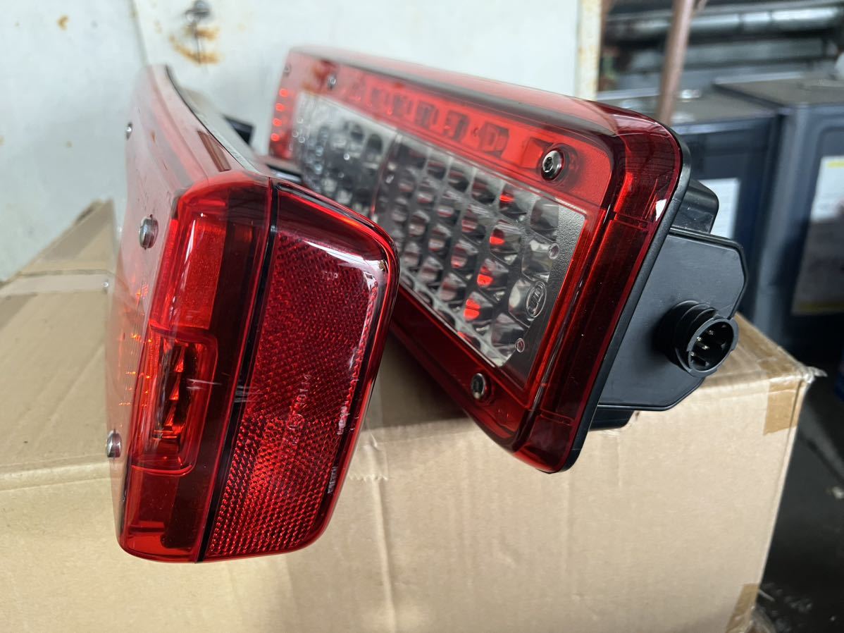UD VOLVO 純正フルLEDテールランプ美品 ボルボ VOLVO UD クオン 共通 VIGNAL 純正モデル 新品社外 LED