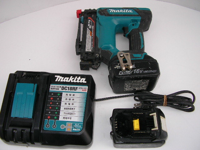 ☆マキタ　ST421D　充電式 タッカ　バッテリ2個・充電器付属