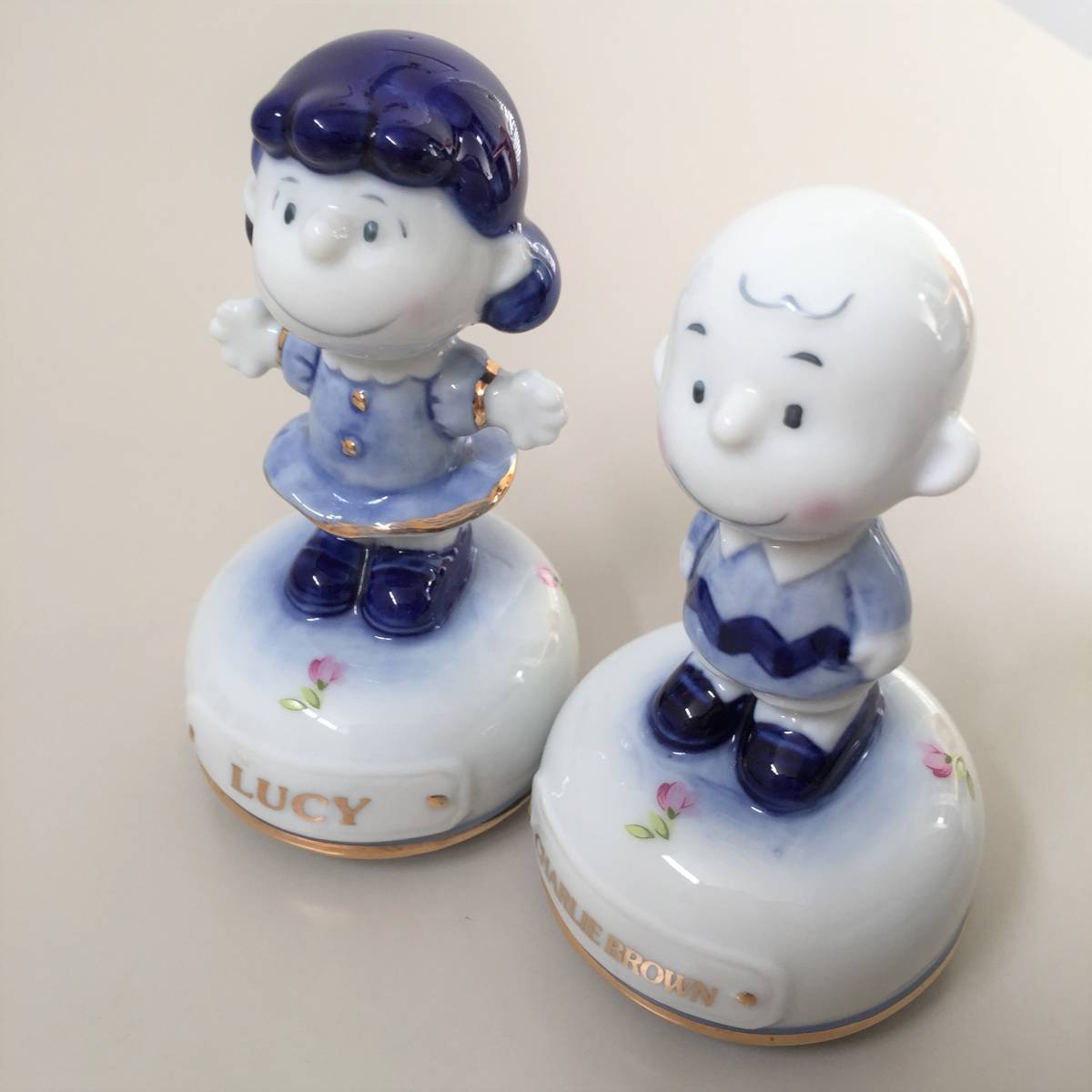 スヌーピー、チャーリーブラウン、ルーシーのビンテージ陶器製オルゴール2個セット スヌーピーとチャーリーブラウンの陶器製ビンテージオルゴール