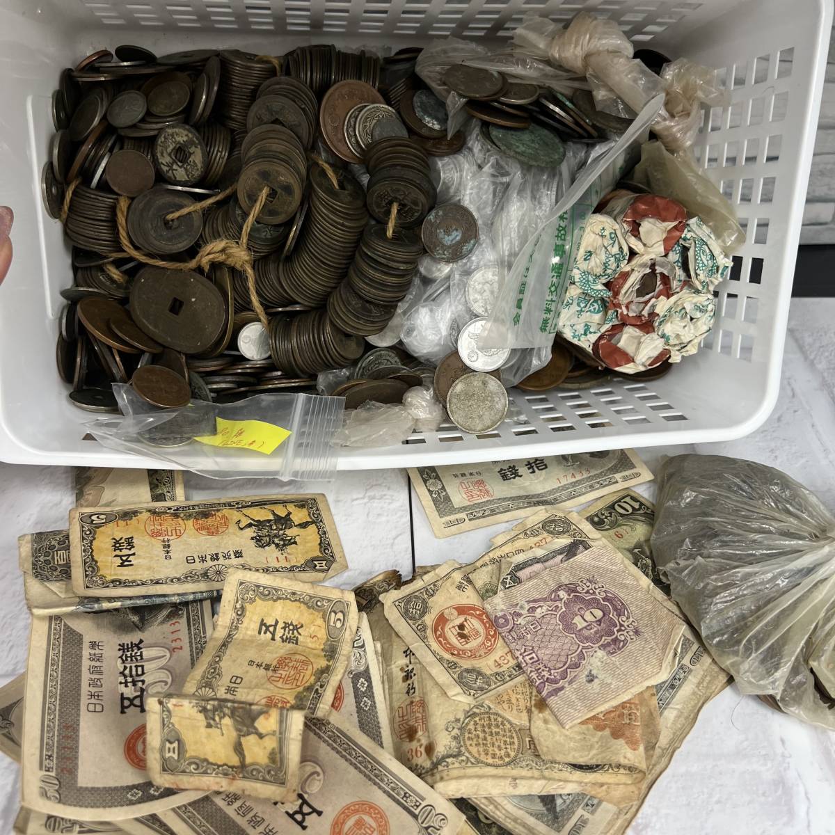 超激得，2025 KOS14.0421T 総重量7000ｇ超え 格安スタート 古銭大量おまとめ 紙幣 小銭 昔のお金 古いお金(日本)｜売買されたオークション情報、yahooの商品情報をアーカイブ公開 - オークファン 日本