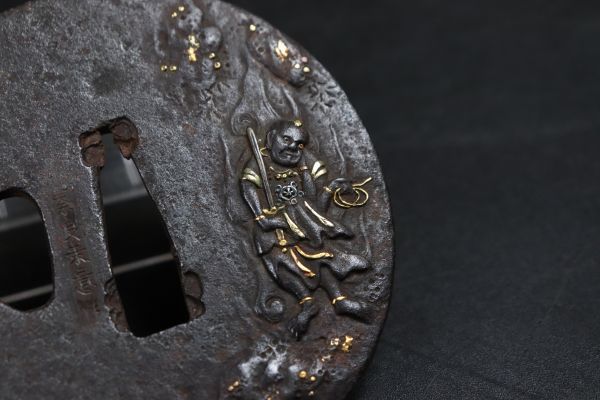 時代武具 刀装具 奈良乗意作 鉄地金銀象嵌不動明王図鍔 鉄鍔 奈良三作