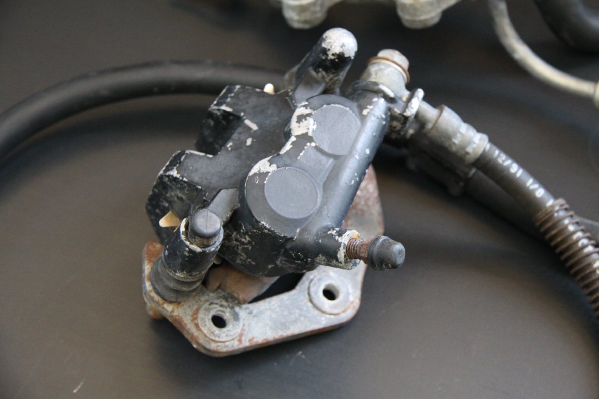 RGV250γ（VJ22A）純正リアブレーキキャリパー廻りセット、キャリパー