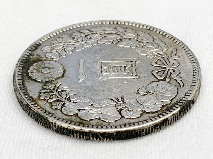M38-4 新1円銀貨（小型）明治38年 古銭 量目26.89ｇ 本物保証 01-10A【近10A】