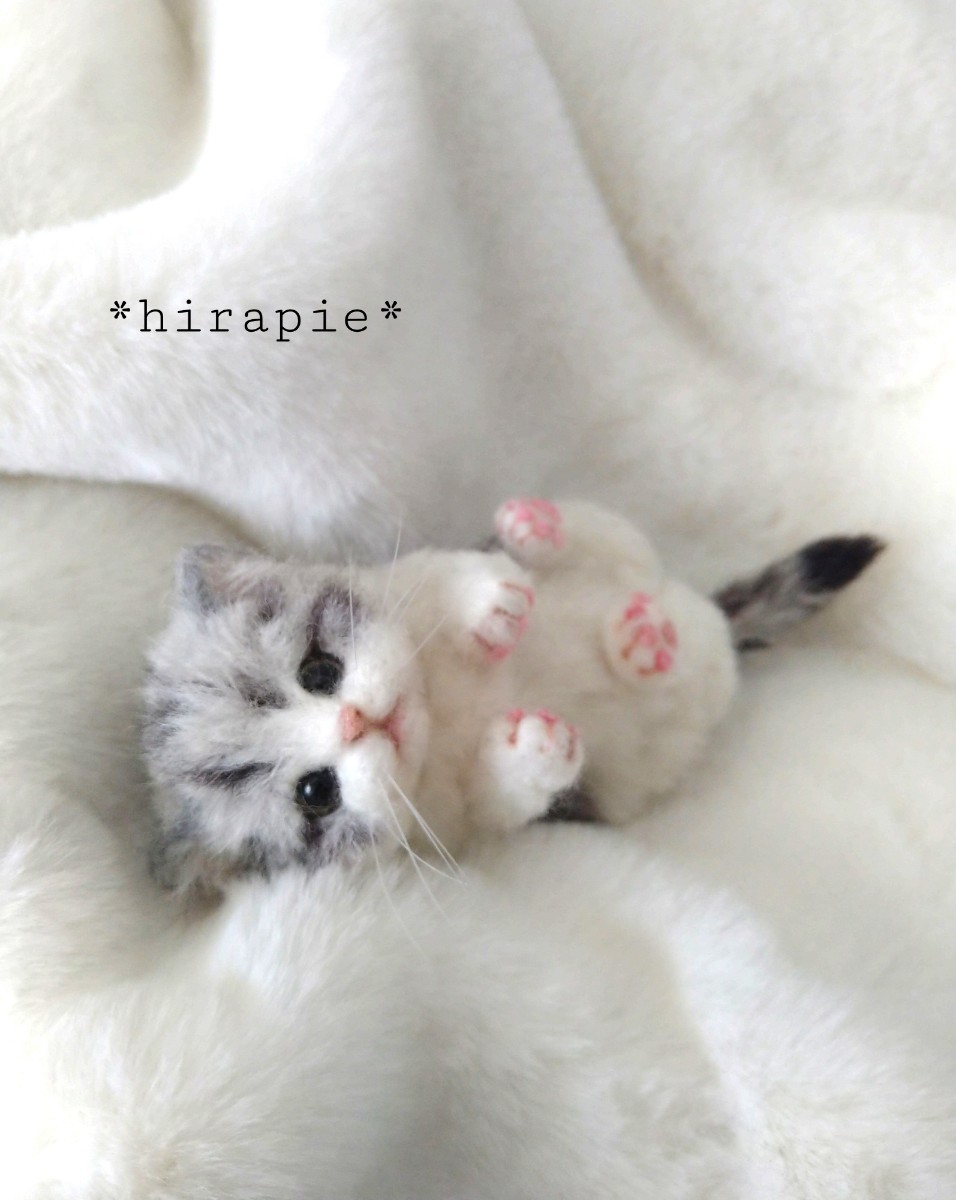hirapie*羊毛フェルト☆甘えん坊子猫 へそ天 猫 ぬいぐるみ 