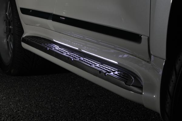 トヨタ ランクル 200系 （前期・中期）LED付 サイドステップ 070
