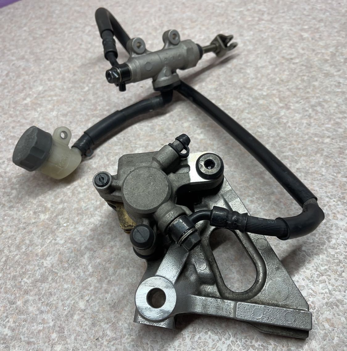お買い得，定番 エイプ50Fi タイプD 使用 純正 リアブレーキ キャリパー＆マスターシリンダー ブレーキ一式 AC18 nsr50 APE100 XR100 XR50 モンキー(マスターシリンダー)｜売買されたオークション情報、yahooの商品情 ホンダ用