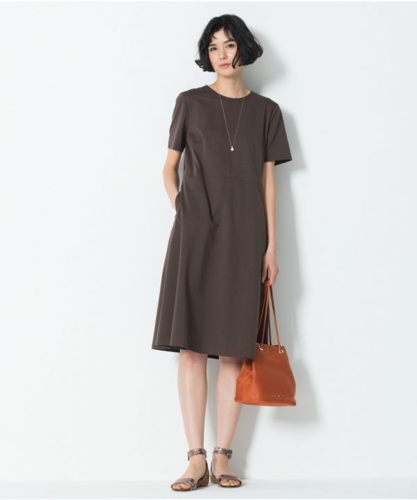 【送料無料】 23区　　サイズ38　洗えてシワになりにくく、ノーアイロン！ シアサッカーストレッチ ワンピース　定価20，900円 　２回着用