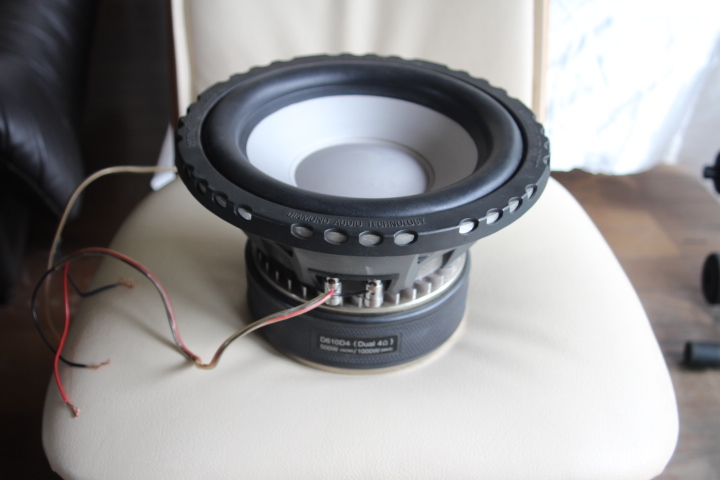 高級サブウーファー２５ｃｍ　アメリカ　ダイヤモンド　Dvc　チタンマグネシウム合金コーンウーファー1000w　１個