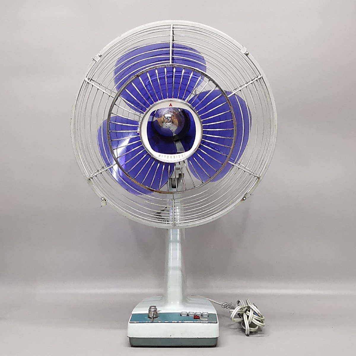 格安，品質保証 MITSUBISHI 三菱電機 レトロ扇風機 D30-U2 30cm 3枚羽 高さ約60cm 首振り 風速切換 ビンテージ 昭和レトロ 当時モノ Z3016(扇風機)｜売買されたオークション情報、yahooの商品情報をアーカイブ公開 - オ 扇風機