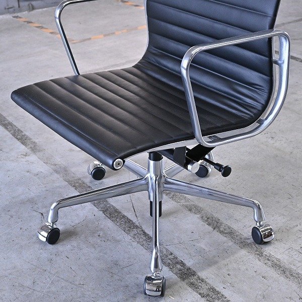 2021年製 ハーマンミラー 42万「イームズ アルミナムチェア」h 本革 アルミダイキャスト ハイバック ミッドセンチュリー 書斎 Hermanmiller