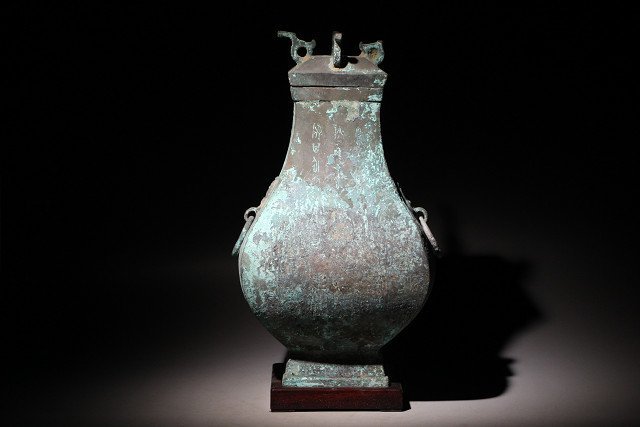 ☆寒椿☆青銅器 遊鐶付 壺 蓋物 唐木台付 高さ約34.6cm (検)酒器