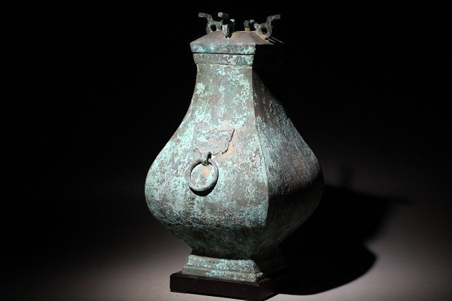 銅器 三脚酒壺 童子楽舞人物壺 酒器 装飾品 現代工芸品 置物 ☆寒椿☆青銅器 遊鐶付 壺 蓋物 唐木台付 高さ約34.6cm (検)酒器