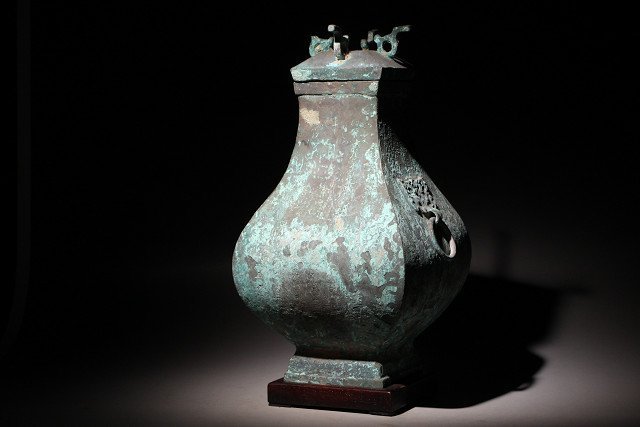 ☆寒椿☆青銅器 遊鐶付 壺 蓋物 唐木台付 高さ約34.6cm (検)酒器