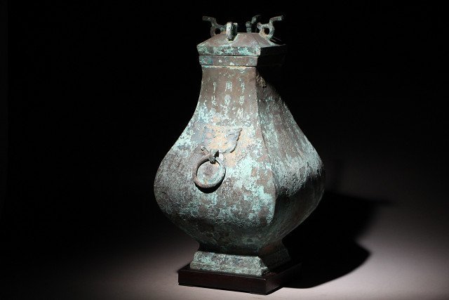 ☆寒椿☆青銅器 遊鐶付 壺 蓋物 唐木台付 高さ約34.6cm (検)酒器