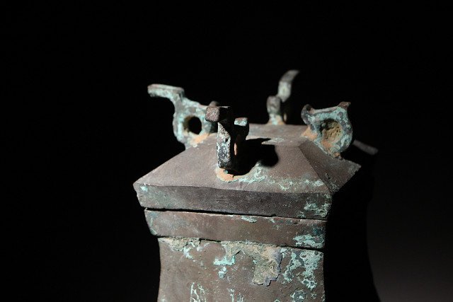 ☆寒椿☆青銅器 遊鐶付 壺 蓋物 唐木台付 高さ約34.6cm (検)酒器