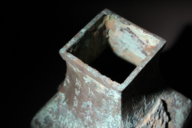 ☆寒椿☆青銅器 遊鐶付 壺 蓋物 唐木台付 高さ約34.6cm (検)酒器