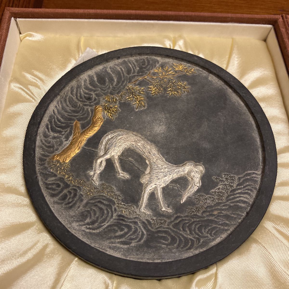 呉竹精昇堂 千寿墨 墨匠 港竹仙造 No.78 「狼跋」13型 丸型 古狼図 松 