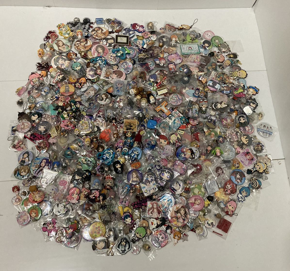 大量セット まどマギ 初音ミク SAO けいおん エヴァ リゼロ 五等分の花嫁 転スラ ゆるキャン 缶バッジ アクリルキーホルダー ラバスト 