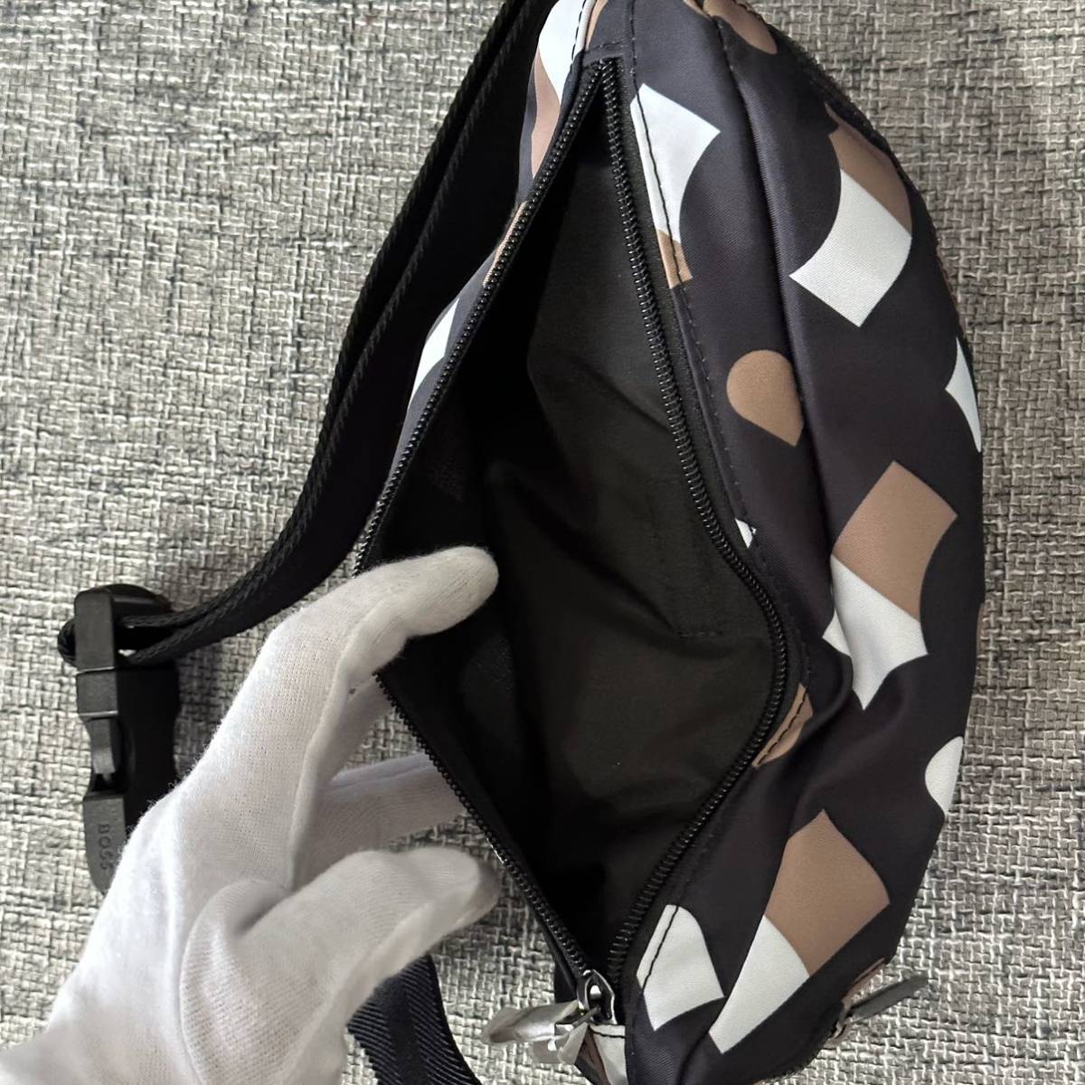 1円〜 【ほぼ未使用】HUGO BOSS ボディーバッグ 総柄 イミンホ着用 