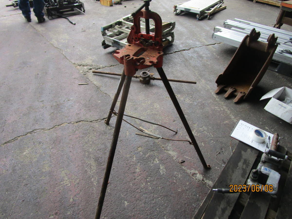 油谷 №3256 パイプバイス MCC VL-NO0 三脚 クランプ 万力 ねじ切り機 パイプマシン パイプベンダー 曲げ加工 パイプ 丸鋼 固定治具 中古