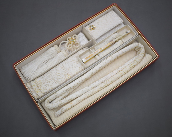 【定番，定番人気】 A26-18 品 正絹 和装 花嫁 小物セット 懐剣 筥迫 丸ぐけ 抱え帯 帯揚げ 末広 白 箔 ラインストーン(和装小物)｜売買されたオークション情報、yahooの商品情報をアーカイブ公開 - オークファン その他