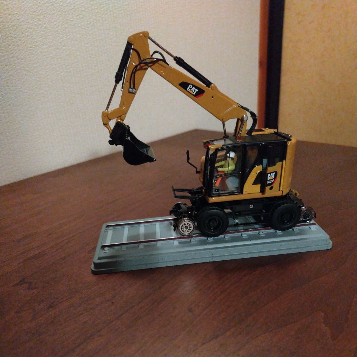 M323F Railroad Wheeled 1:50 Yellow Cat® Excavator Safety - Diecast