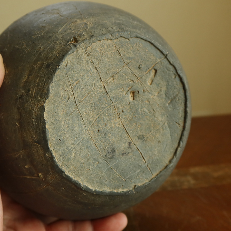 落書きのような魚絵が楽しい 須恵器小壺 箱付き 土器 花器