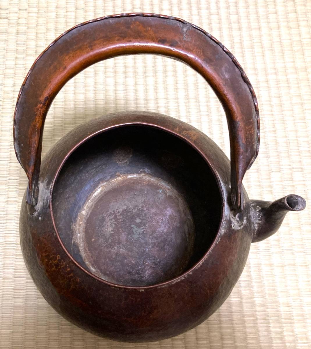 時代を経た味わい 唐銅打ち出し薬缶 明治～昭和初期に使われた大ぶりな 